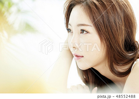 若い女性 女性 女 48552488