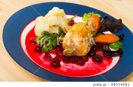 Grilled quail with sauce and vegetables Grilled quail with sauce and vegetables 48554681