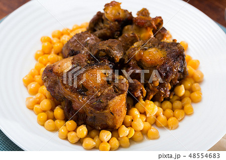 Oxtail stew with chickpeas - traditional Spanish dish 48554683