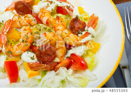 Salad of roasted prawns, chorizo, vegetables, lemon Salad of roasted prawns, chorizo, vegetables, lemon 48555303