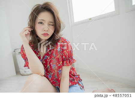 巻き髪 ボブスタイル 女性の写真素材