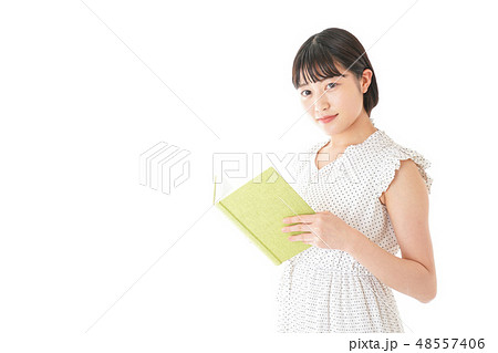 読書をする若い女性 48557406
