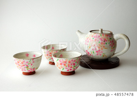 桜絵柄の急須と湯呑 48557478