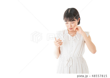 高熱を出す若い女性 48557815