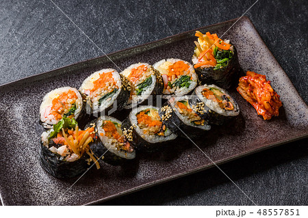 キンパ 韓国の海苔巻き Korean food (gimbap,kimbap) キンパ 韓国の海苔巻き Korean food (gimbap,kimbap) 48557851