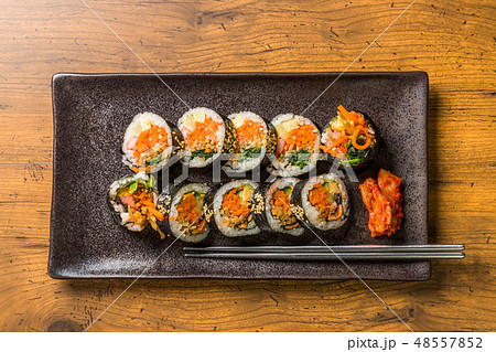 キンパ　韓国の海苔巻き　Korean food (gimbap,kimbap) 48557852