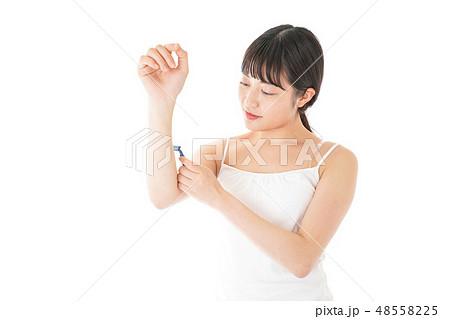 毛を剃る若い女性 毛を剃る若い女性 48558225