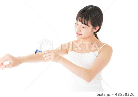 毛を剃る若い女性 48558226