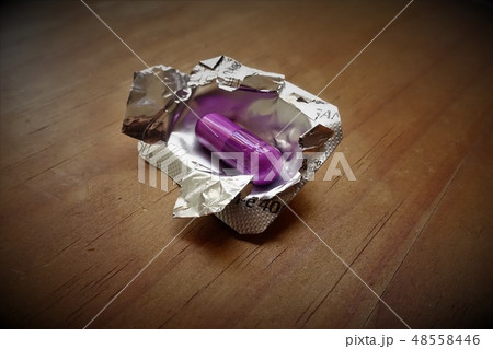 ドラッグ　薬の危険性　違法と合法　麻薬 48558446