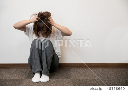 絶望している女性 絶望している女性 48558660