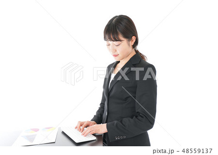 立ってデスクワークをする若いビジネスウーマン 48559137