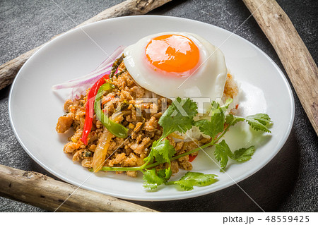 ガパオライス　タイのグルメ　 Phad Bai Gaprao Gai Sap Thai dish 48559425