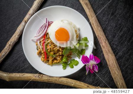 ガパオライス　タイのグルメ　 Phad Bai Gaprao Gai Sap Thai dish 48559427