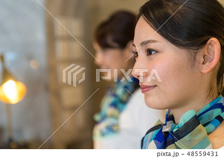 若い女性、2人、受付、チェックイン 48559431