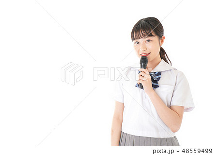 マイクで発言をする学生 48559499