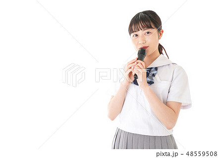 マイクで発言をする学生 48559508