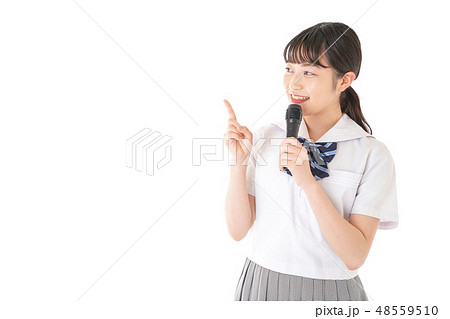 マイクで発言をする学生 マイクで発言をする学生 48559510
