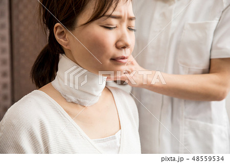 首に包帯を巻く女性 48559534