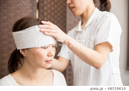頭に包帯を巻く女性 48559610