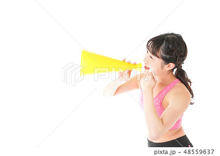 スポーツウェアで応援する若い女性 48559637