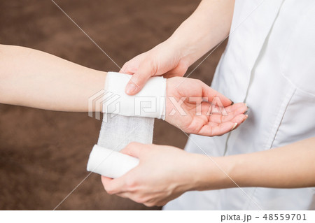 手首に包帯を巻く 48559701