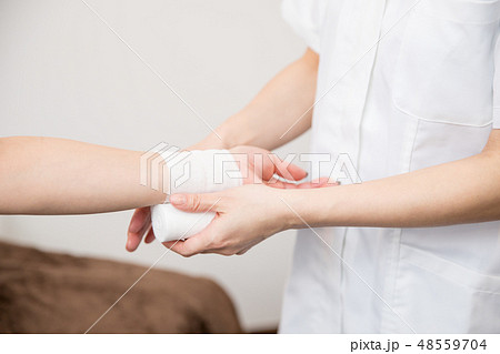 手首に包帯を巻く 48559704