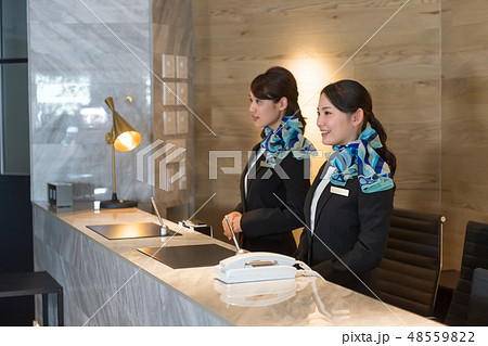 若い女性、2人、受付、チェックイン 若い女性、2人、受付、チェックイン 48559822