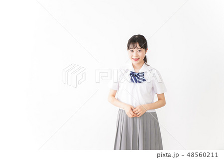 笑顔の若い学生 笑顔の若い学生 48560211