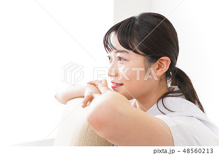 笑顔の若い学生 笑顔の若い学生 48560213