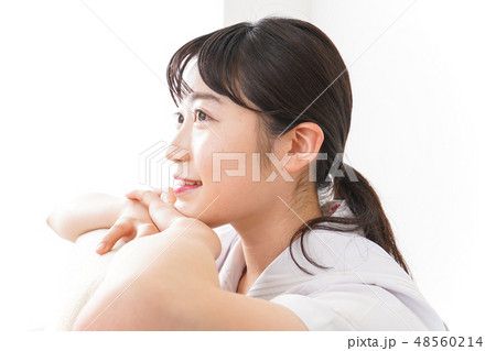 笑顔の若い学生 笑顔の若い学生 48560214