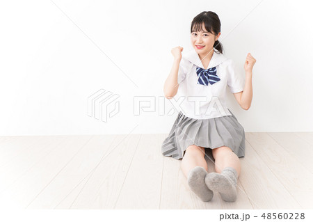 笑顔の若い学生 笑顔の若い学生 48560228