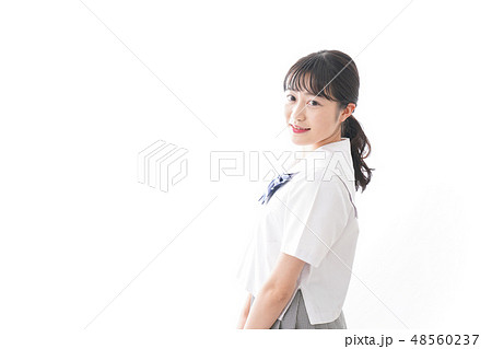 笑顔の若い学生 笑顔の若い学生 48560237