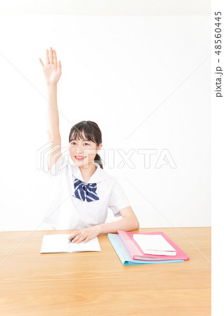 手を上げて発表をする学生 手を上げて発表をする学生 48560445