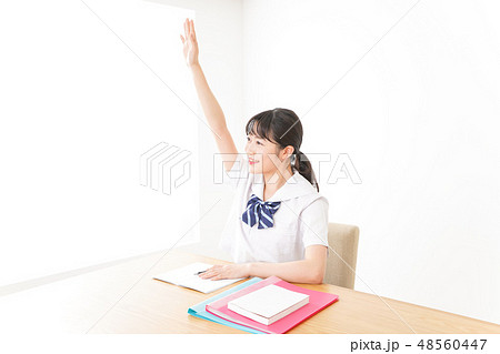 手を上げて発表をする学生 48560447