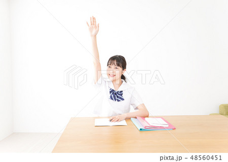 手を上げて発表をする学生 手を上げて発表をする学生 48560451