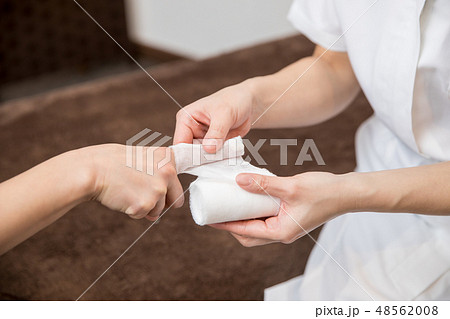 包帯で指を巻く 包帯で指を巻く 48562008