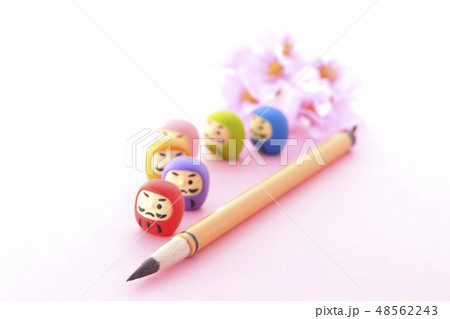 ダルマと筆と桜 48562243