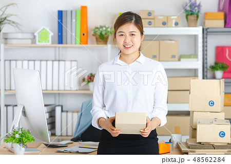 Business woman working Business woman working 48562284