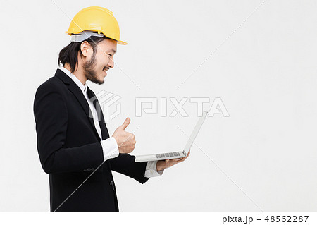Portrait of engineer are using notebook.. 48562287