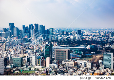 東京再開発 新宿副都心と建設中の新国立競技場　2019.02 六本木からの中望遠 48562320
