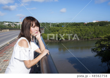石垣島の宮良川をバックに女性 48562758