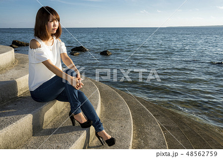 石垣島の海をバックに女性 石垣島の海をバックに女性 48562759