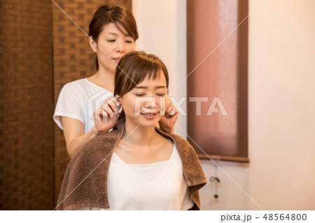 整体を受ける女性 48564800
