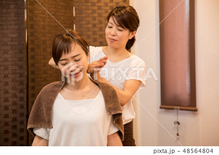 整体を受ける女性 48564804