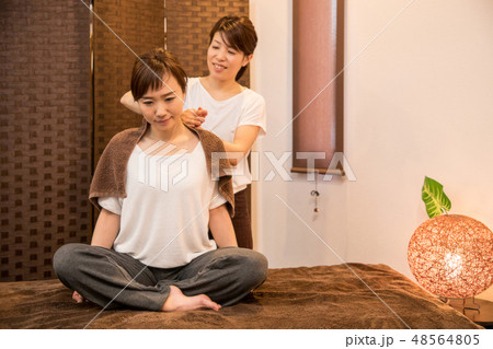 整体を受ける女性 48564805