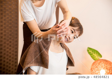 整体を受ける女性 整体を受ける女性 48564821