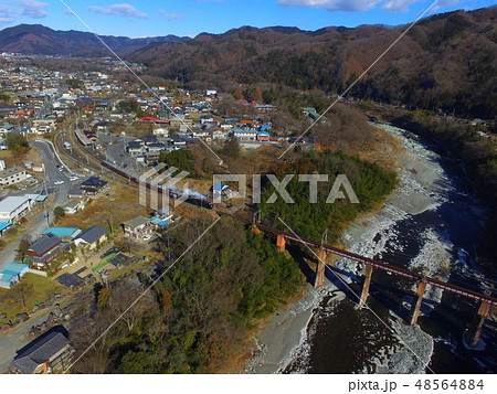 荒川橋梁を渡ろうとするSL「パレオエクスプレス」〜ドローンで空撮(埼玉県秩父郡長瀞町長瀞) 荒川橋梁を渡ろうとするSL「パレオエクスプレス」〜ドローンで空撮(埼玉県秩父郡長瀞町長瀞) 48564884