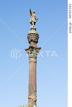 Christopher Columbus monument in sea front 48565362