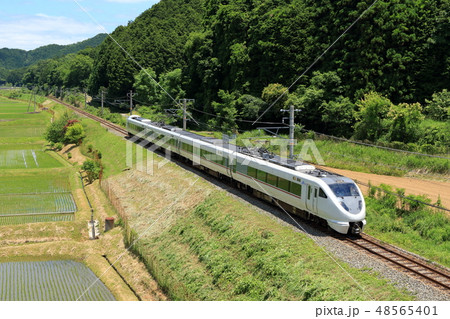 山間を駆ける電車 山間を駆ける電車 48565401