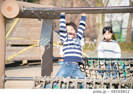 アスレチックを楽しむ子供 48569852